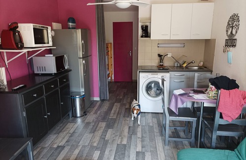 Les Arenes Apartment | One-bedroom apartment, 800 m from the beach, with a pool and parking. Ground-floor garden apartment with two entrances. Secure residential complex.