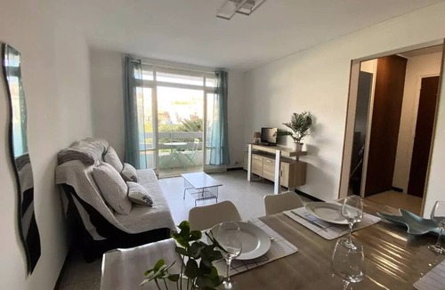 La Jetee Apartment | One-bedroom apartment with secure parking, 50 m from the beach 4SOL142