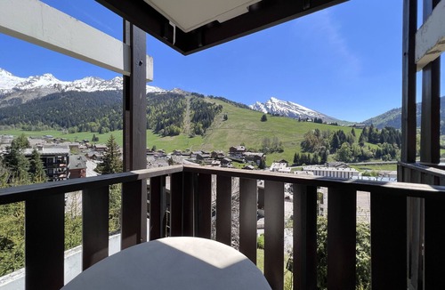 La Clusaz Apartment | OURS BLANC 9 – Studio with a beautiful mountain view, close to the aquatic area.
