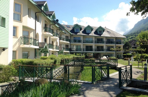 Duingt Apartment | Panoramic view Bay of sails Feet in the water With two bicycles