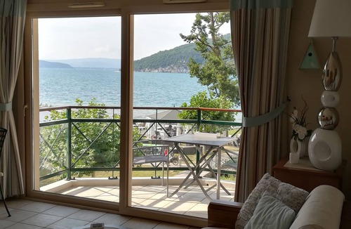 Duingt Apartment | Panoramic view Bay of sails Feet in the water With two bicycles