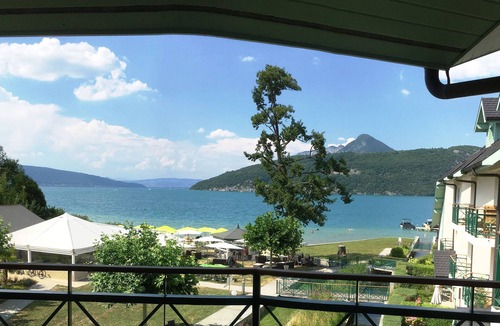 Duingt Apartment | Panoramic view Bay of sails Feet in the water With two bicycles
