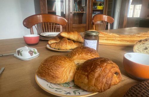 Servon Bed & Breakfast | Parenthèse à la Maison de l'Ecrivain entre nature et petit déjeuner festin