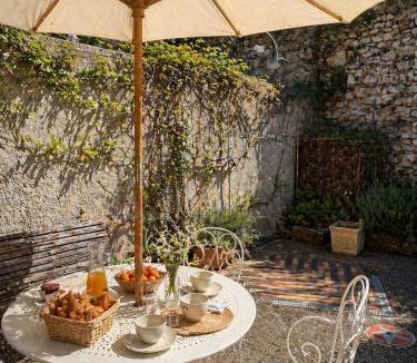 Rochefort-du-Gard House | Parenthèse Provençale avec cour charme et pierre