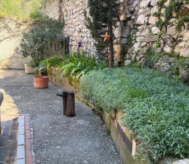 Rochefort-du-Gard House | Parenthèse Provençale avec cour charme et pierre
