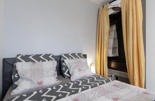 Haut du Mont-Mesly Apartment | Paris Access with Creteil Apartment