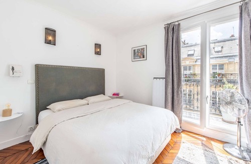 L'Europe Apartment | Parisian Charm near Saint-Lazare