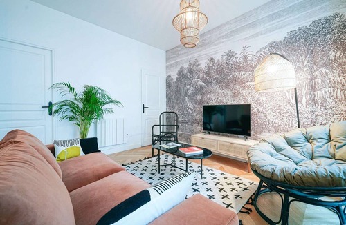 Quartier du Faubourg-Montmartre Apartment | Parisuites 6 people accomodation Central Grands Boulevards Design Folies Bergères