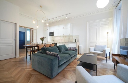 Quartier du Faubourg-Montmartre Apartment | Parisuites Central Grands boulevards Design Folies Bergères