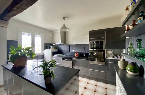 Larressore House | Peaceful house with parking - 6 guests