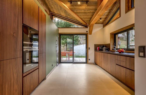 Le Lavancher Ski Chalet | Peaceful Serviced Chalet with Indoor Pool