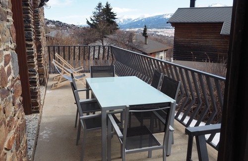 Egat Ski Chalet | Peaceful stay in the heart of a mountain village, with views of the Pyrenees.