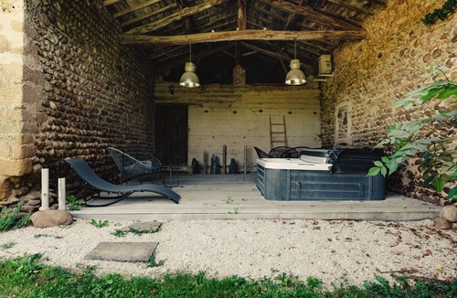 Les Vosserts House | Pebble house with pool and jacuzzi