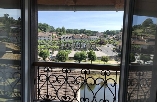 Chataigneraie Cantalienne Apartment | Petit Hôtel Rural au Bord de la Cère