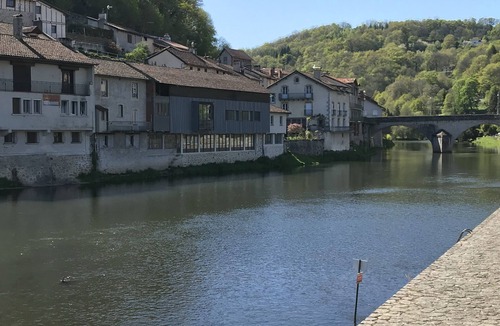 Chataigneraie Cantalienne Apartment | Petit Hôtel Rural au Bord de la Cère