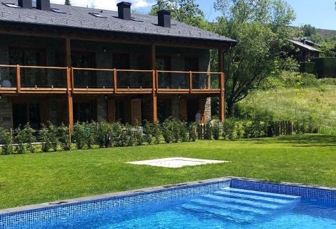 Estavar Apartment | Planta Baja con jardín y piscina junto a Llivia