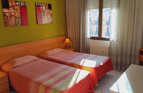Esquerra de l'Eixample Apartment | Plaza Universitat
