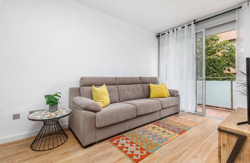 El Poble-sec Apartment | Poble Sec 3BR 2BA Balcony Sleeps 7