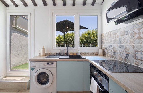 Arenys de Mar Apartment | Portblanc Front Apartment with Sea Views, Wi-Fi and Air Conditioning