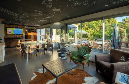 Aix-les-Bains Hotel | Pour 19 Personnes : 9 Chambres + bar + Sonorisation + Terrasses + Jeux D'enfants