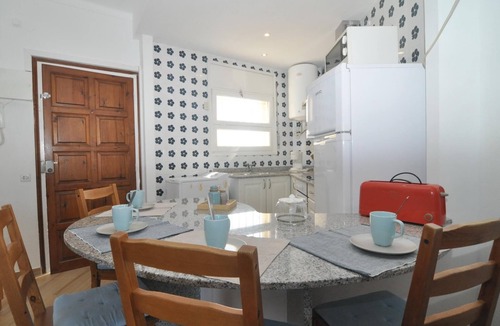 L'Escala Apartment | Practical apartment with sea views, Wifi and air conditioning included