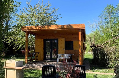 Brens Ski Chalet | PREMIUM 2-Bedroom Cottage - AC - Dishwasher - TV - BBQ - Cleaning*, sheets, bath towels - 35 m² + 12 m² covered terrace - Sleeps 4 to 5 people - 4 people