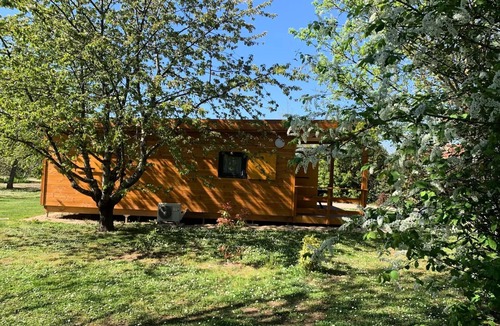 Brens Ski Chalet | PREMIUM 2-Bedroom Cottage - AC - Dishwasher - TV - BBQ - Cleaning*, sheets, bath towels - 35 m² + 12 m² covered terrace - Sleeps 4 to 5 people - 4 people
