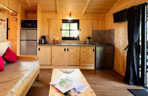 Brens Cabin | PREMIUM 2-Bedroom Lodge Cabin - Air Conditioning, Refrigerator, TV, BBQ, Cleaning Service*, Sheets, Bath Towels - 40 m² with a 13 m² covered terrace - Sleeps 4 to 5 people - 4 people