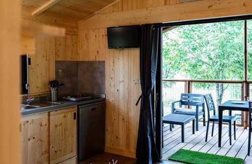 Brens Cabin | PREMIUM 2-Bedroom Lodge Cabin - Air Conditioning, Refrigerator, TV, BBQ, Cleaning Service*, Sheets, Bath Towels - 40 m² with a 13 m² covered terrace - Sleeps 4 to 5 people - 4 people