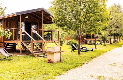 Brens Cabin | PREMIUM 2-Bedroom Lodge Cabin - Air Conditioning, Refrigerator, TV, BBQ, Cleaning Service*, Sheets, Bath Towels - 40 m² with a 13 m² covered terrace - Sleeps 4 to 5 people - 4 people