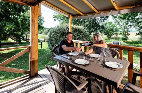 Brens Cabin | PREMIUM 2-Bedroom Lodge Cabin - Air Conditioning, Refrigerator, TV, BBQ, Cleaning Service*, Sheets, Bath Towels - 40 m² with a 13 m² covered terrace - Sleeps 4 to 5 people - 4 people