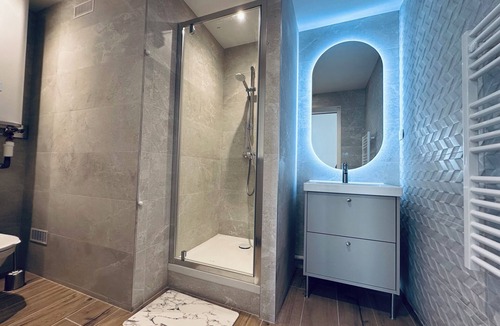 Bron Condo | Premium Air-Conditioned Apartment—5 Bedrooms—Metro Line D