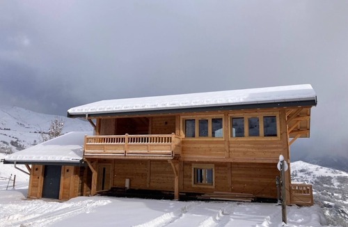 Le Corbier Ski Chalet | Premium chalet facing the slopes, 7bedroom, spa, sauna, built in 2023
