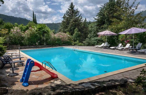 Les Vans Ski Chalet | Premium Chalet with Shared Pool, Mountain View, Wi-Fi, and Air Conditioning