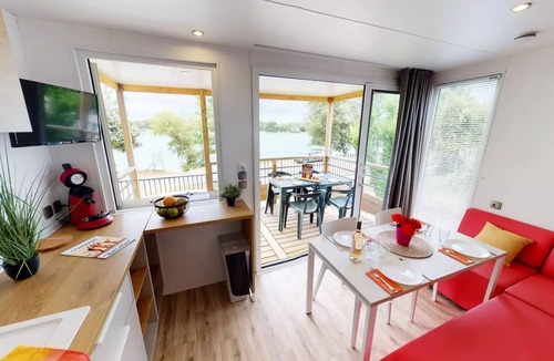 Cabrieres-dʼAigues House | Premium Cottage with Lake View - 27 m² - 2 Bedrooms, Sleeps 4
