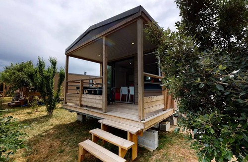 Cabrieres-dʼAigues House | Premium Cottage with Lake View - 27 m² - 2 Bedrooms, Sleeps 4