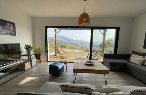 Moustiers-Sainte-Marie House | pretty house overlooking the lake of holy cross