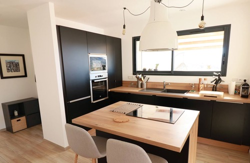 Moustiers-Sainte-Marie House | pretty house overlooking the lake of holy cross