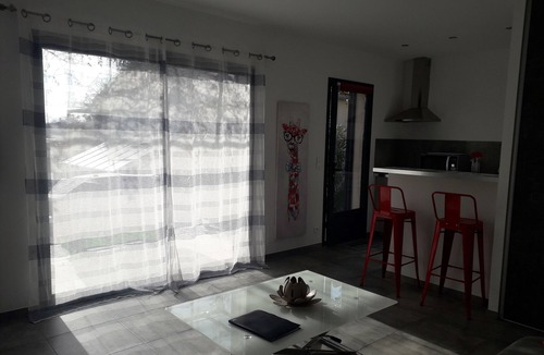 La Tour-d'Aigues Apartment | Pretty new studio in the countryside 2kms from the village. Quiet, facing vineyards