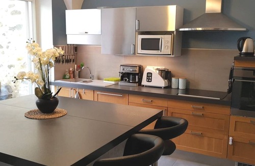Rochemaure House | Pretty village house with private courtyard in Meysse, Ardèche.