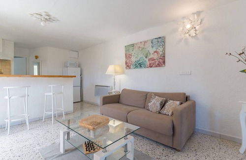 Merindol House | Provençal Cottage Facing Luberon with Shared Pool, Private Terraces, and Wi-Fi