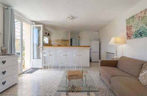 Merindol House | Provençal Cottage Facing Luberon with Shared Pool, Private Terraces, and Wi-Fi