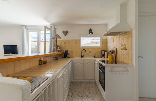 Merindol House | Provençal Cottage Facing Luberon with Shared Pool, Private Terraces, and Wi-Fi