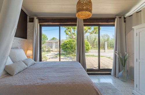 Merindol House | Provençal Cottage Facing Luberon with Shared Pool, Private Terraces, and Wi-Fi