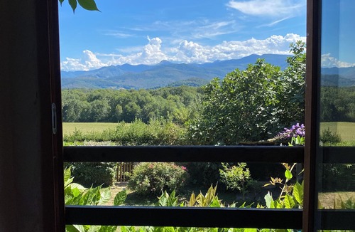Escala House | 🚴 Pyrenees Gîte | Stunning Views, Heated Pool & Jacuzzi | Perfect for Groups ✨