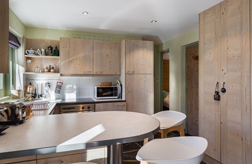 Meribel Apartment | Quiet apartment with terrace and parking, close to slopes