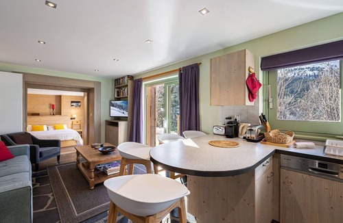 Meribel Apartment | Quiet apartment with terrace and parking, close to slopes