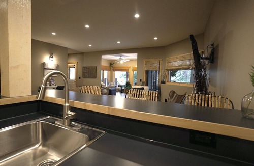 Le Penon Apartment | Quiet Mountain Escape- stay local & meet a legend.