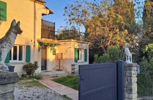 Pelissanne Bed & Breakfast | Quiet, spacious double room in a Provencal villa in Pélissanne.