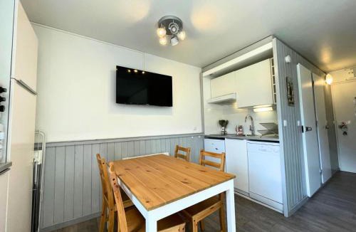 Les Menuires Apartment | Résidence Villaret - Studio cabine avec cuisiné équipée et vue sur les pistes pour 4 personnes MAE-4194
